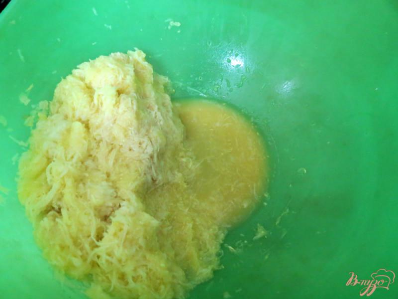 Фото приготовление рецепта: Картофельно кабачковые драники шаг №3