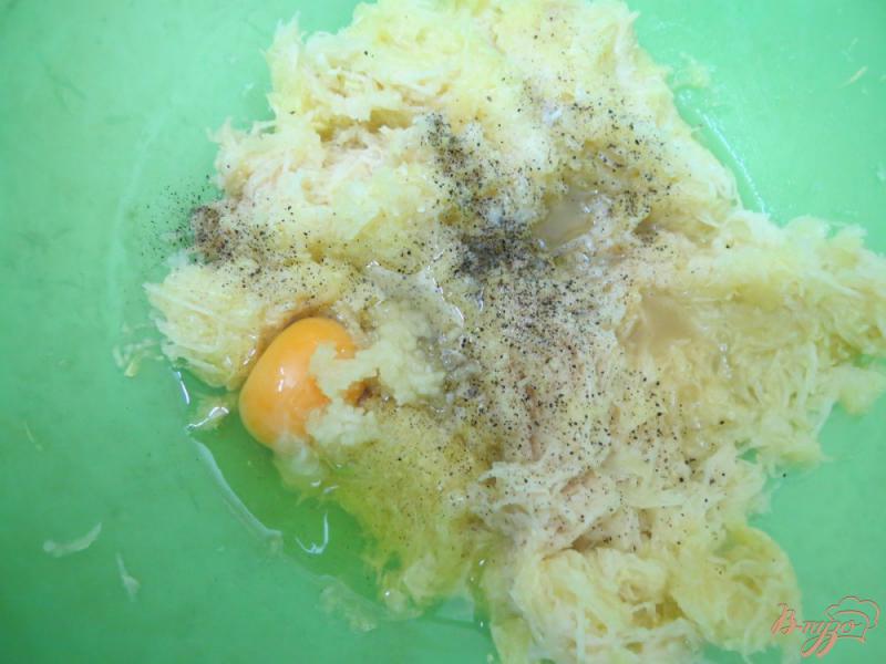Фото приготовление рецепта: Картофельно кабачковые драники шаг №4