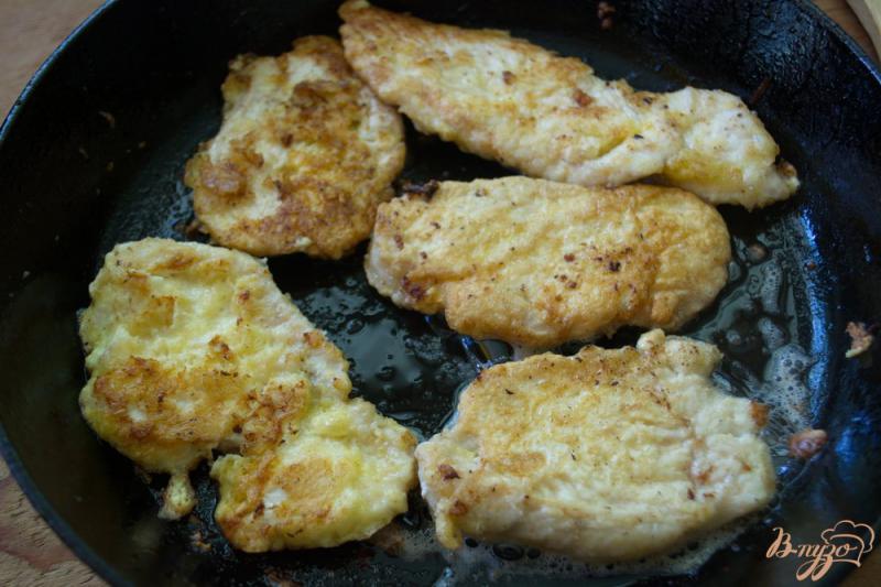 Фото приготовление рецепта: Курица с помидорами в сковороке шаг №2