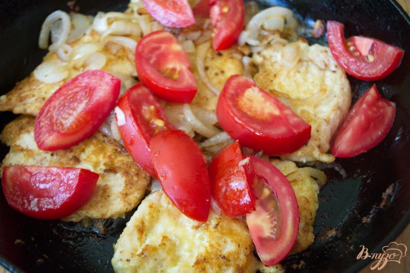 Фото приготовление рецепта: Курица с помидорами в сковороке шаг №3