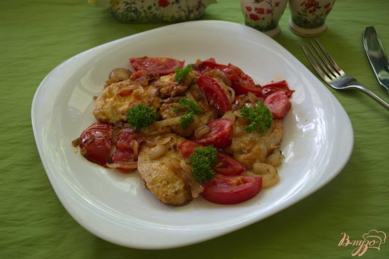 Фото приготовление рецепта: Курица с помидорами в сковороке шаг №4