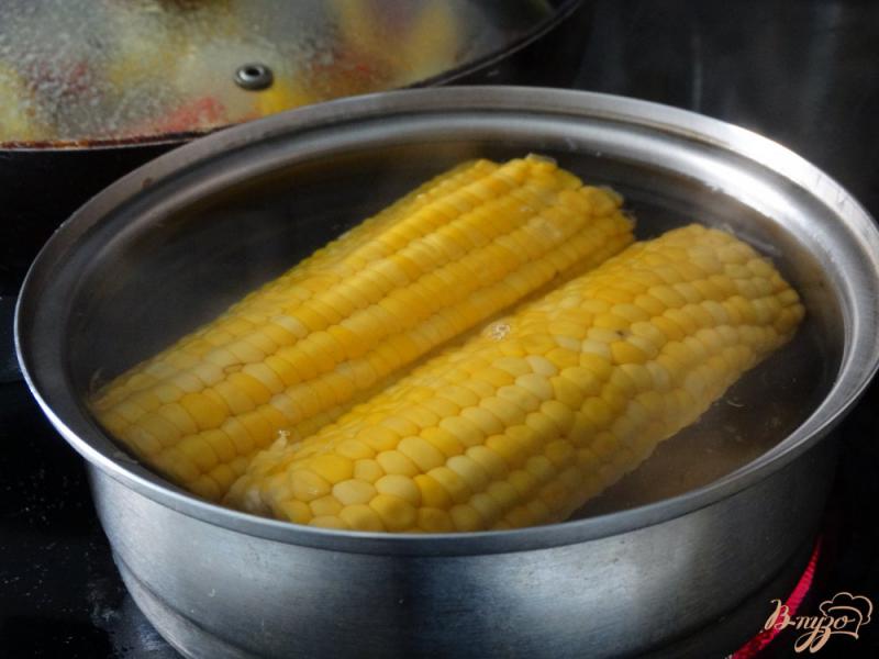 Фото приготовление рецепта: Кукуруза запеченная в масле с розмарином шаг №2