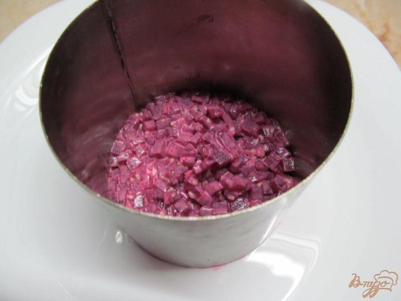 Фото приготовление рецепта: Салат из свеклы и крабовых палочек шаг №2