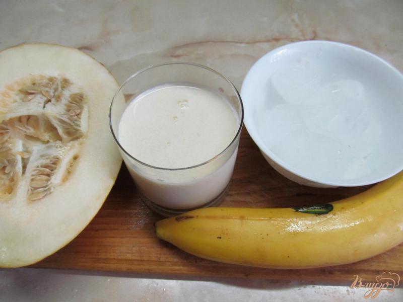 Фото приготовление рецепта: Смузи из банана и дыни на молоке шаг №1