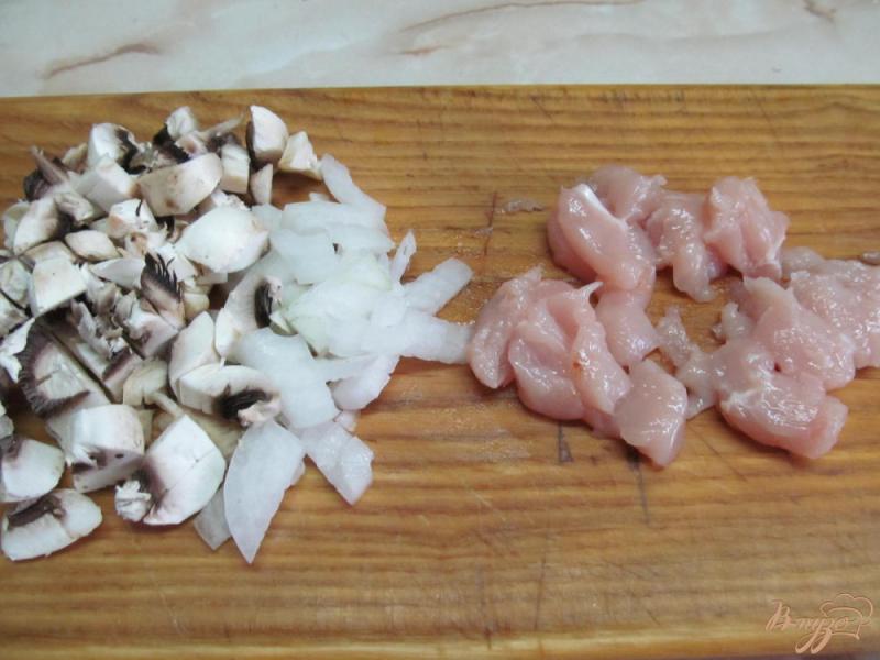 Фото приготовление рецепта: Куриное филе под шампиньонами и помидором шаг №1