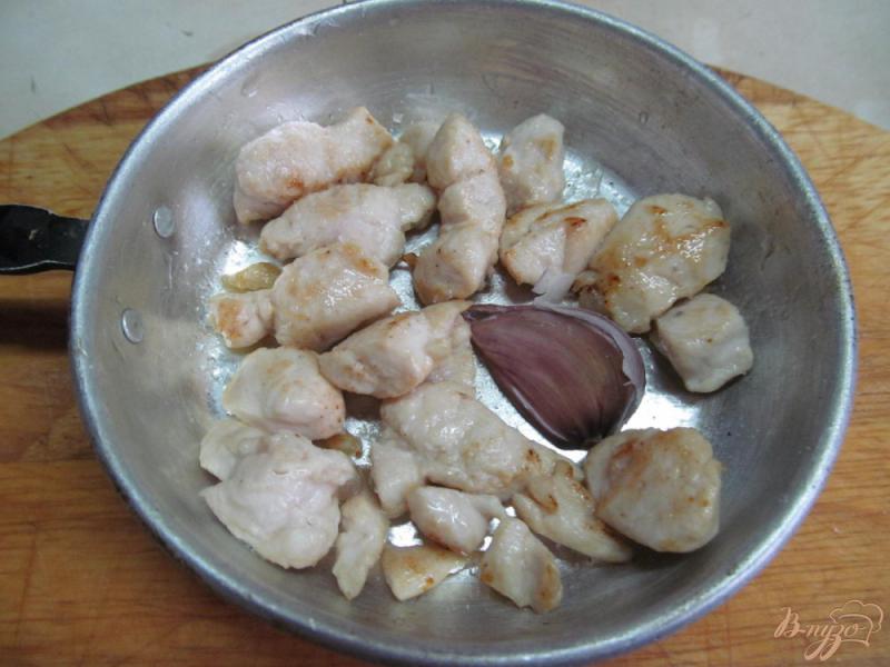 Фото приготовление рецепта: Куриное филе под шампиньонами и помидором шаг №2