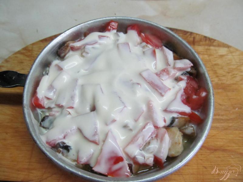 Фото приготовление рецепта: Куриное филе под шампиньонами и помидором шаг №5