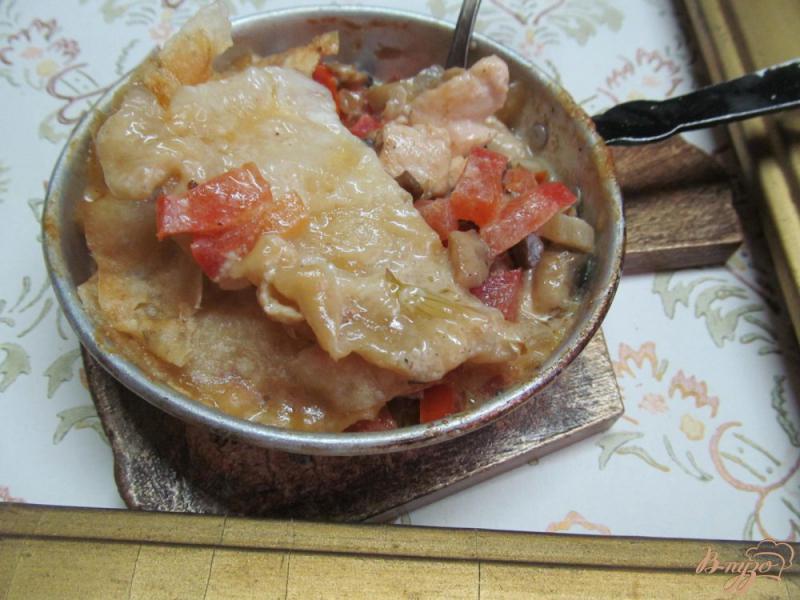 Фото приготовление рецепта: Куриное филе под шампиньонами и помидором шаг №7