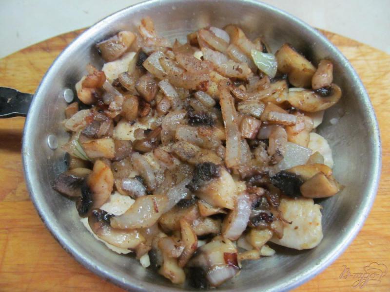 Фото приготовление рецепта: Куриное филе под шампиньонами и помидором шаг №3
