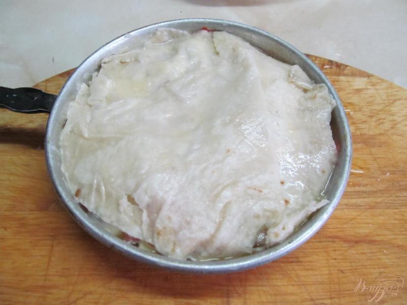 Фото приготовление рецепта: Куриное филе под шампиньонами и помидором шаг №6