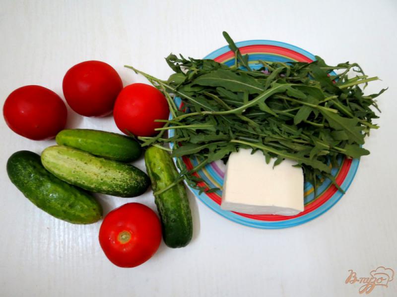 Фото приготовление рецепта: Салат с брынзой, помидорамии рукколой шаг №1