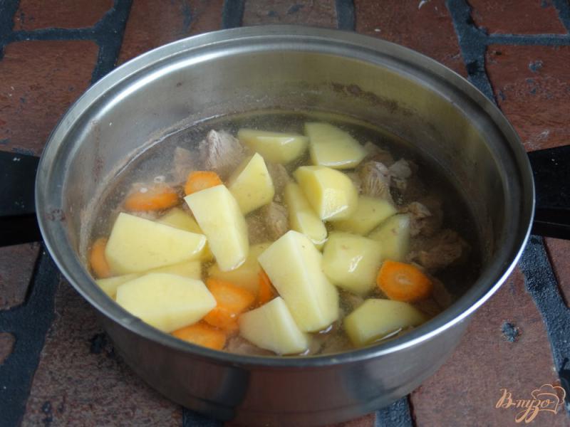 Фото приготовление рецепта: Говядина тушенная с картофелем и патиссонами шаг №4