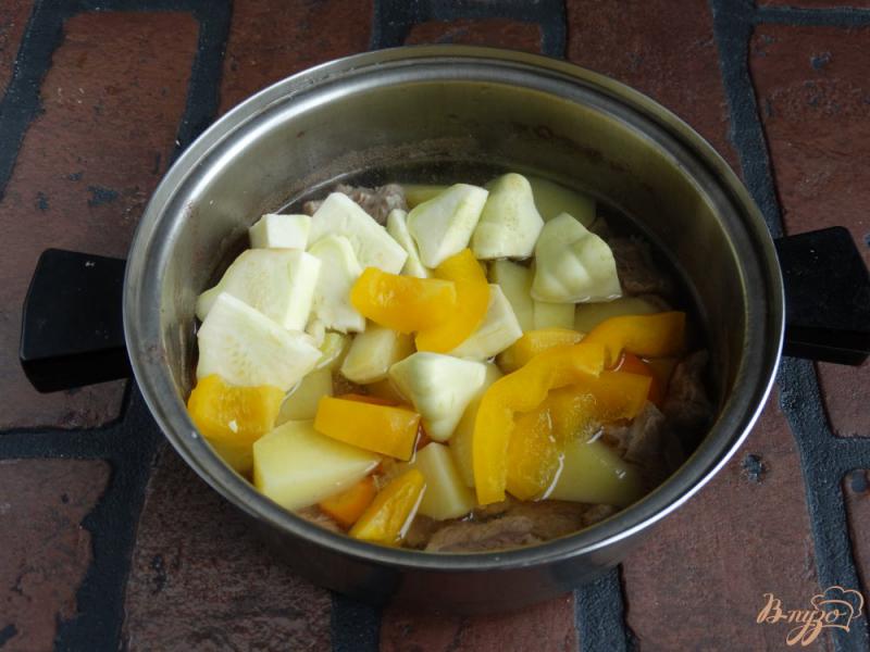 Фото приготовление рецепта: Говядина тушенная с картофелем и патиссонами шаг №6