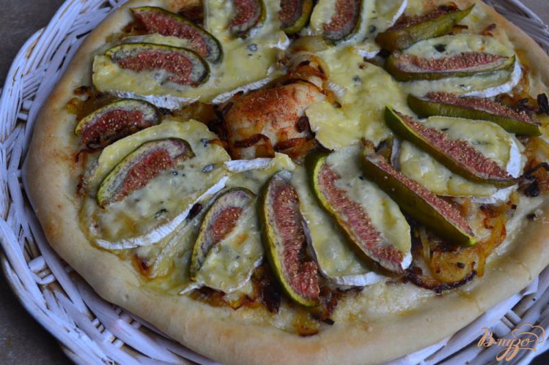 Фото приготовление рецепта: Пицца с инжиром и голубым сыром шаг №4