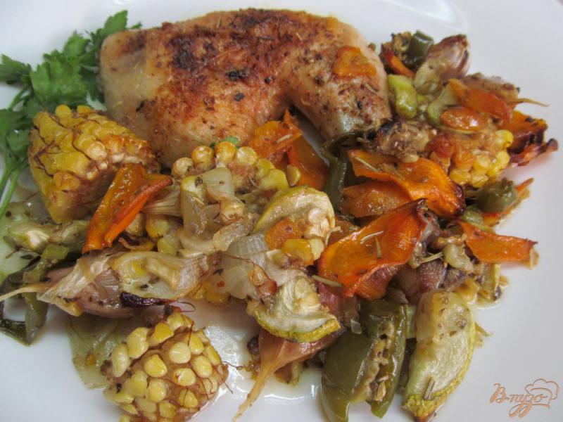 Фото приготовление рецепта: Куриные окорока в овощах шаг №4