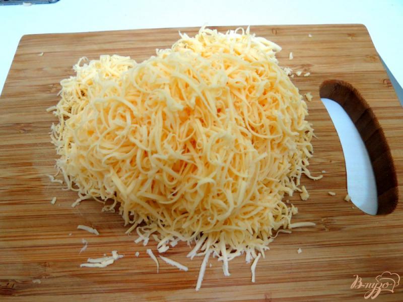 Фото приготовление рецепта: Шницель из капусты с сыром и помидорами шаг №3