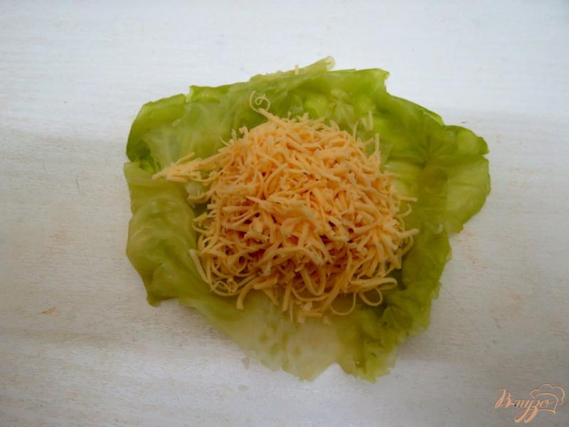 Фото приготовление рецепта: Шницель из капусты с сыром и помидорами шаг №6