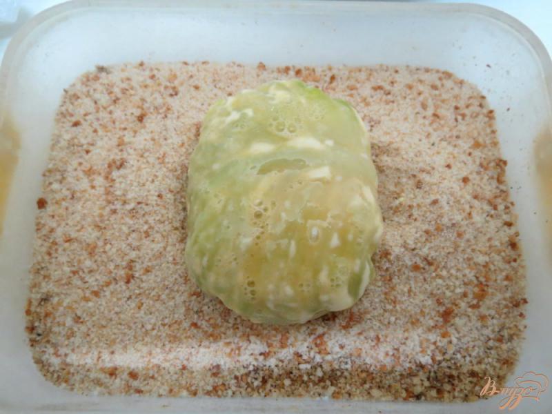 Фото приготовление рецепта: Шницель из капусты с сыром и помидорами шаг №10