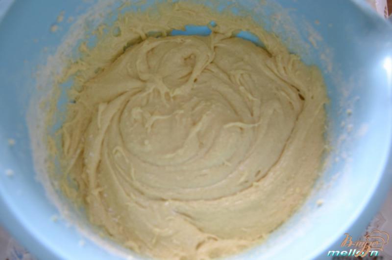 Фото приготовление рецепта: Сливочный пирог с карамельной заливкой шаг №3
