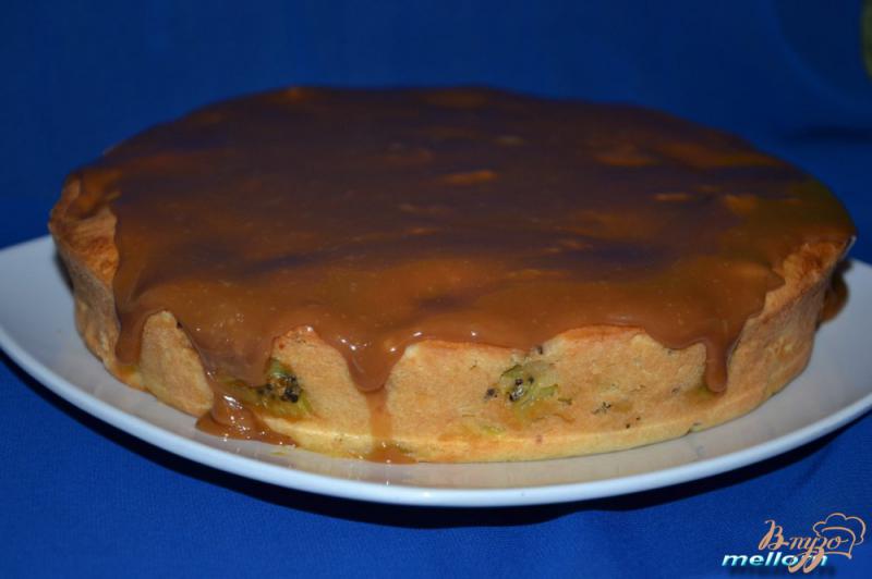 Фото приготовление рецепта: Сливочный пирог с карамельной заливкой шаг №6