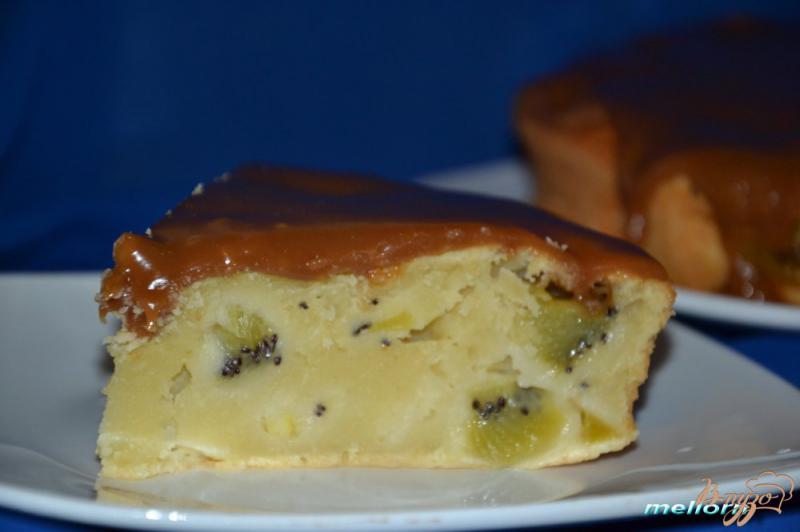 Фото приготовление рецепта: Сливочный пирог с карамельной заливкой шаг №7