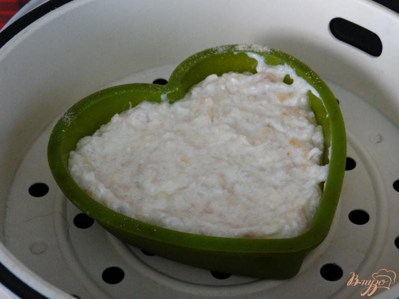 Фото приготовление рецепта: Творожная запеканка с рисом и фруктами на пар шаг №9