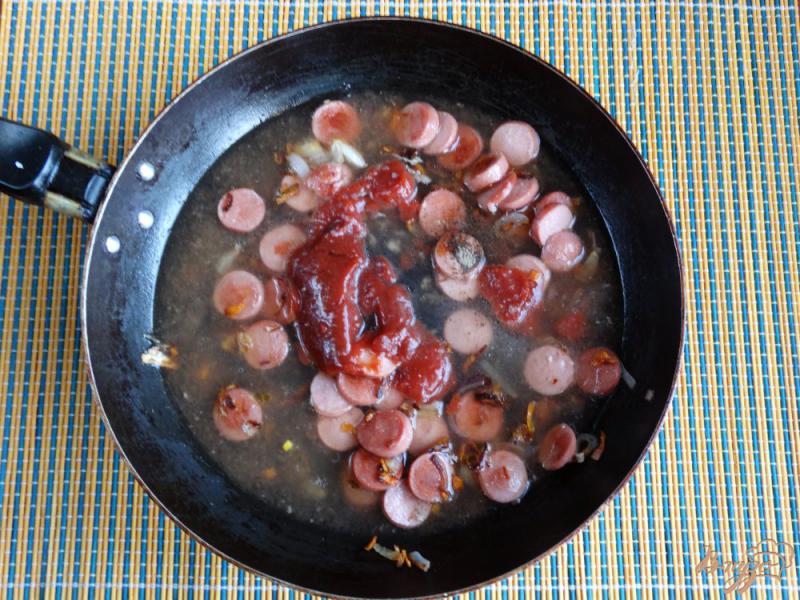 Фото приготовление рецепта: Макароны в томатном соусе с сосисками шаг №5