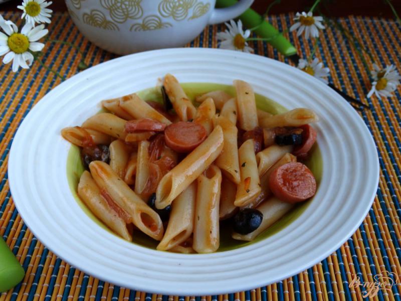 Фото приготовление рецепта: Макароны в томатном соусе с сосисками шаг №10