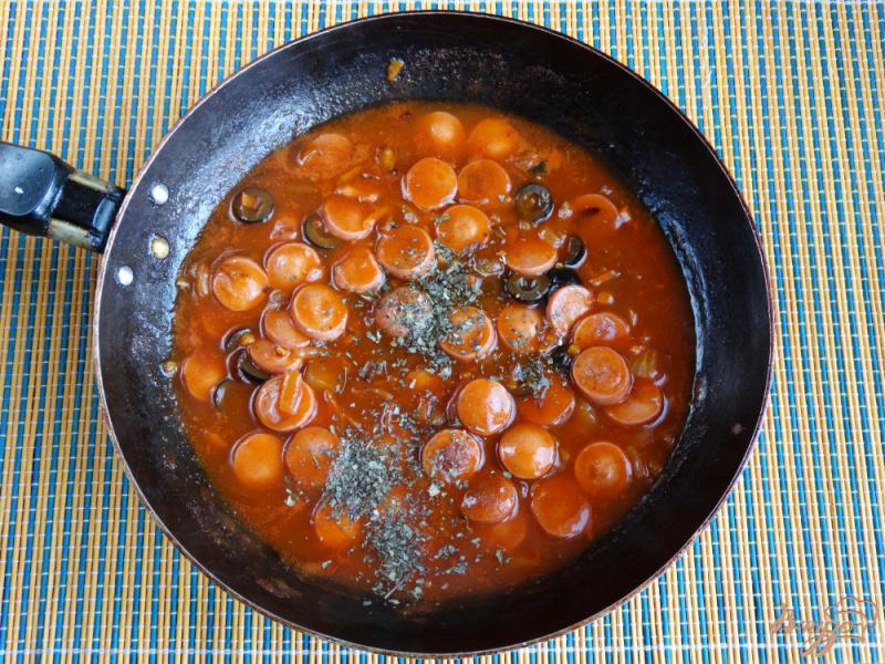 Фото приготовление рецепта: Макароны в томатном соусе с сосисками шаг №7