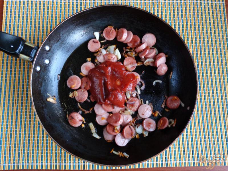 Фото приготовление рецепта: Макароны в томатном соусе с сосисками шаг №4