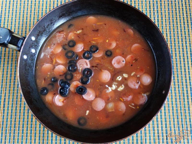 Фото приготовление рецепта: Макароны в томатном соусе с сосисками шаг №6