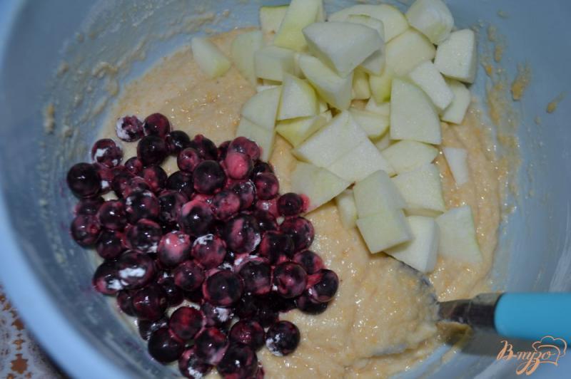 Фото приготовление рецепта: Постный пирог с яблоками и черной смородиной шаг №3