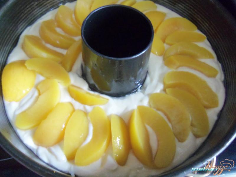 Фото приготовление рецепта: Сливочный кекс с персиками шаг №6