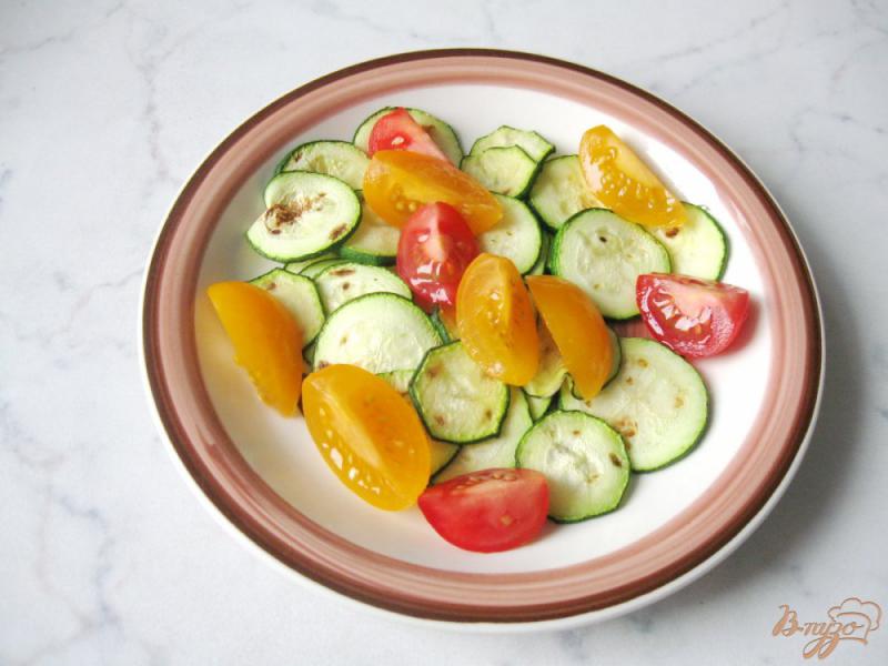 Фото приготовление рецепта: Салат из цуккини с помидорами черри шаг №7