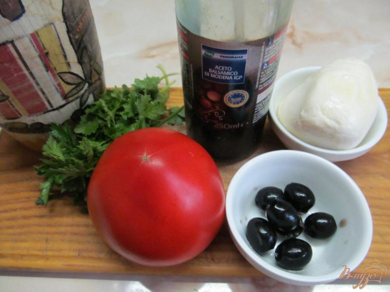 Фото приготовление рецепта: Теплый салат «Капри» шаг №1
