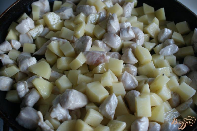 Фото приготовление рецепта: Курица с овощами тушеная в сметане шаг №2