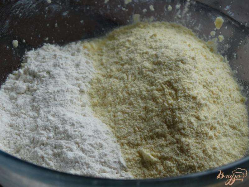 Фото приготовление рецепта: Мягкое кукурузное печенье с черникой шаг №4