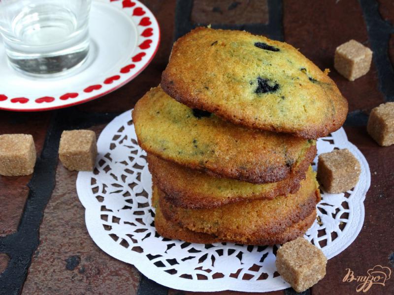 Фото приготовление рецепта: Мягкое кукурузное печенье с черникой шаг №9