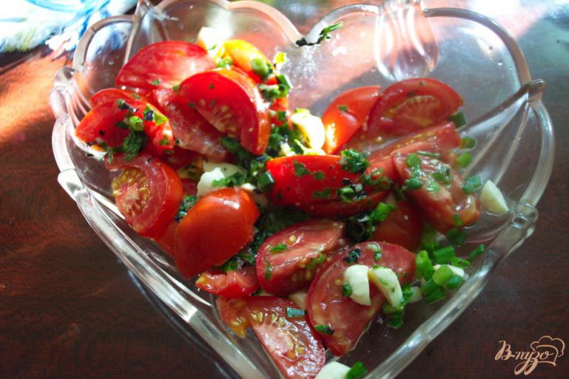 Фото приготовление рецепта: Помидорный салат с моцареллой и бальзамиком шаг №5