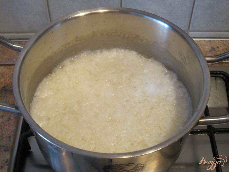 Фото приготовление рецепта: Молочная рисовая каша с фруктами шаг №2