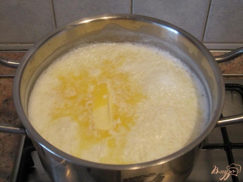 Фото приготовление рецепта: Молочная рисовая каша с фруктами шаг №6