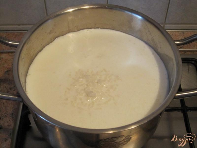 Фото приготовление рецепта: Молочная рисовая каша с фруктами шаг №5
