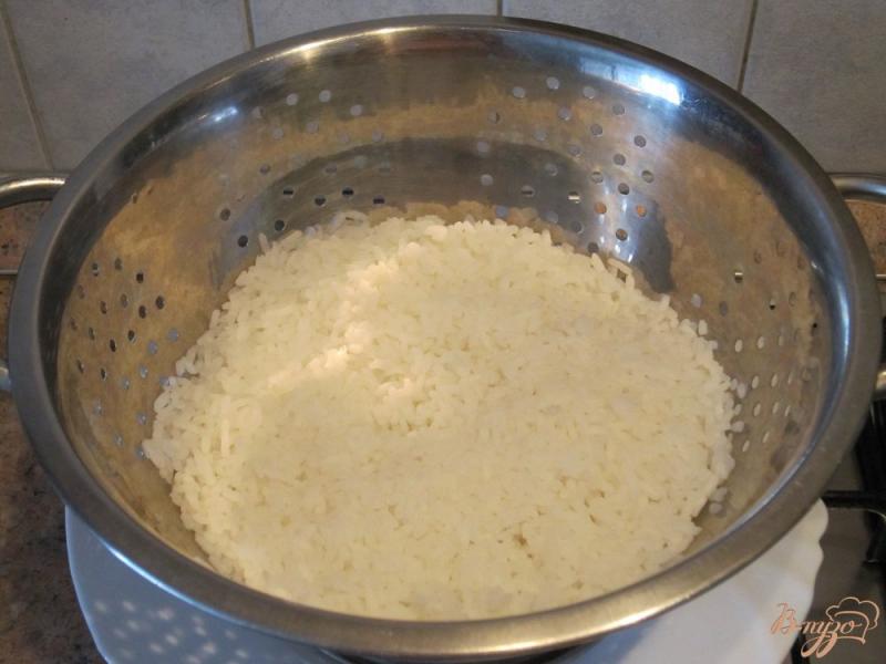 Фото приготовление рецепта: Молочная рисовая каша с фруктами шаг №4