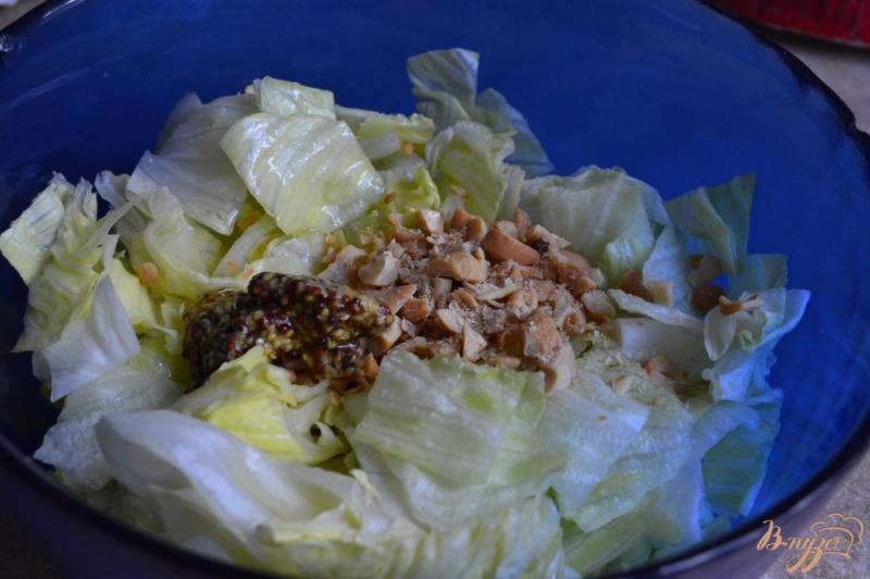Фото приготовление рецепта: Салат с дыней и сыром шаг №2