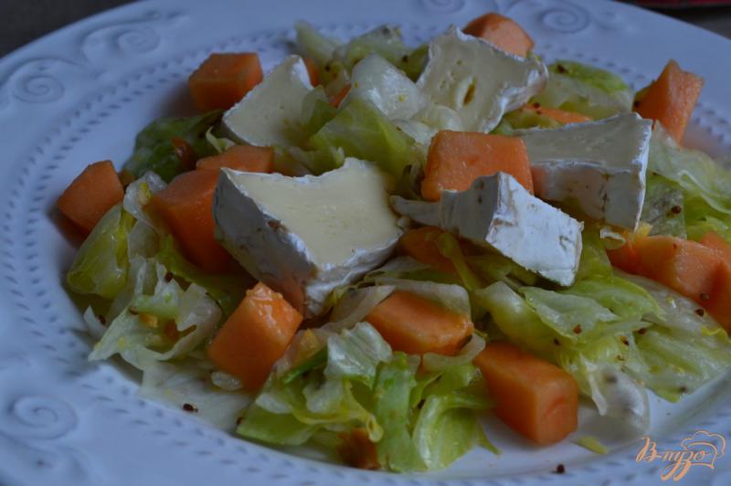 Фото приготовление рецепта: Салат с дыней и сыром шаг №3