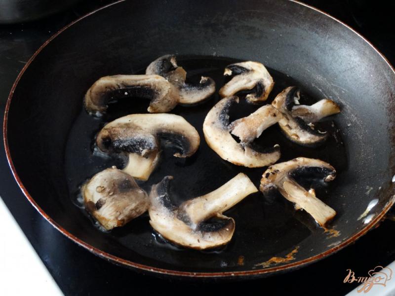 Фото приготовление рецепта: Салат с грибами и крабовыми палочками шаг №1