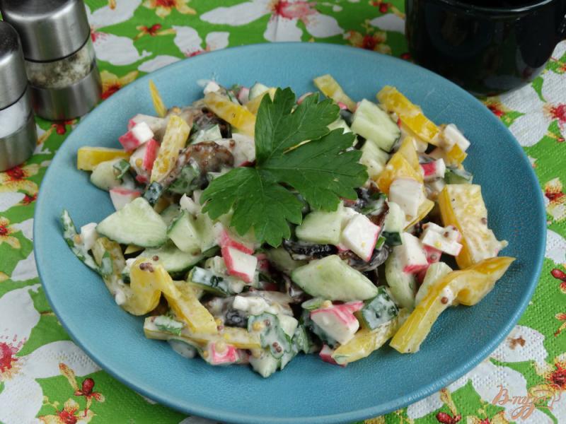 Фото приготовление рецепта: Салат с грибами и крабовыми палочками шаг №8