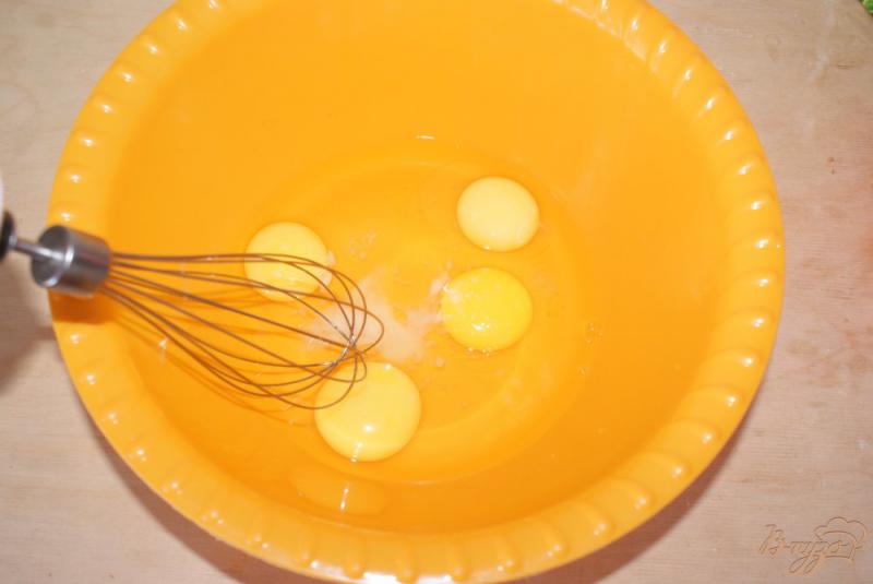Фото приготовление рецепта: Заливной пирог с начинкой из лука и яйца шаг №3