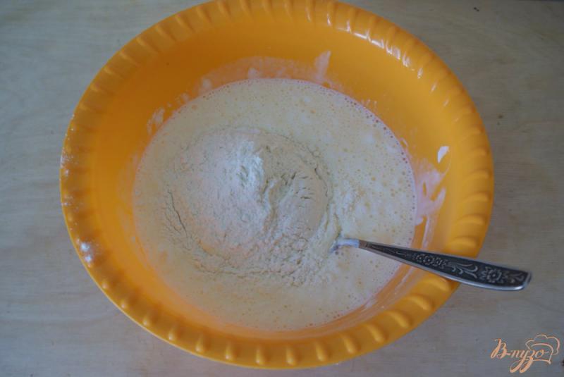 Фото приготовление рецепта: Заливной пирог с начинкой из лука и яйца шаг №4