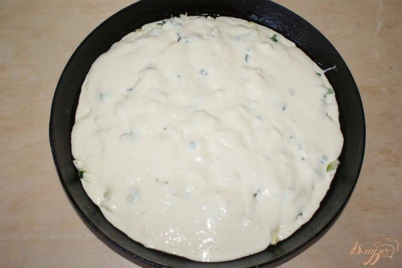 Фото приготовление рецепта: Заливной пирог с начинкой из лука и яйца шаг №6